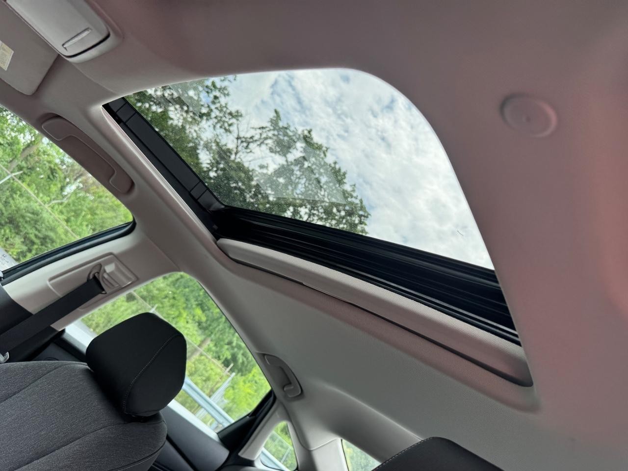 Honda Accord Sedan Vehicle Full-screen Gallery Image 20