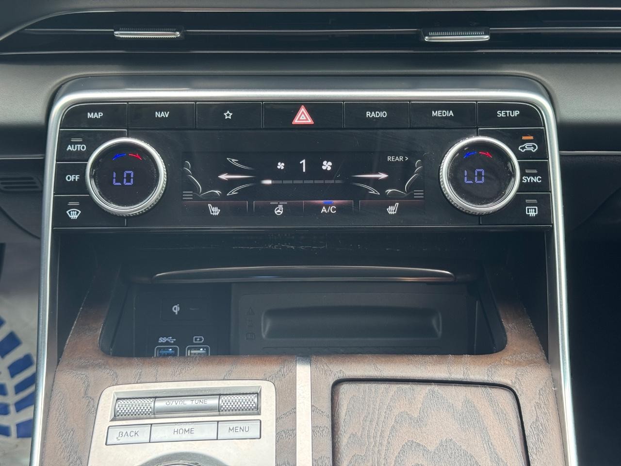 Genesis GV80 Vehicle Full-screen Gallery Image 15
