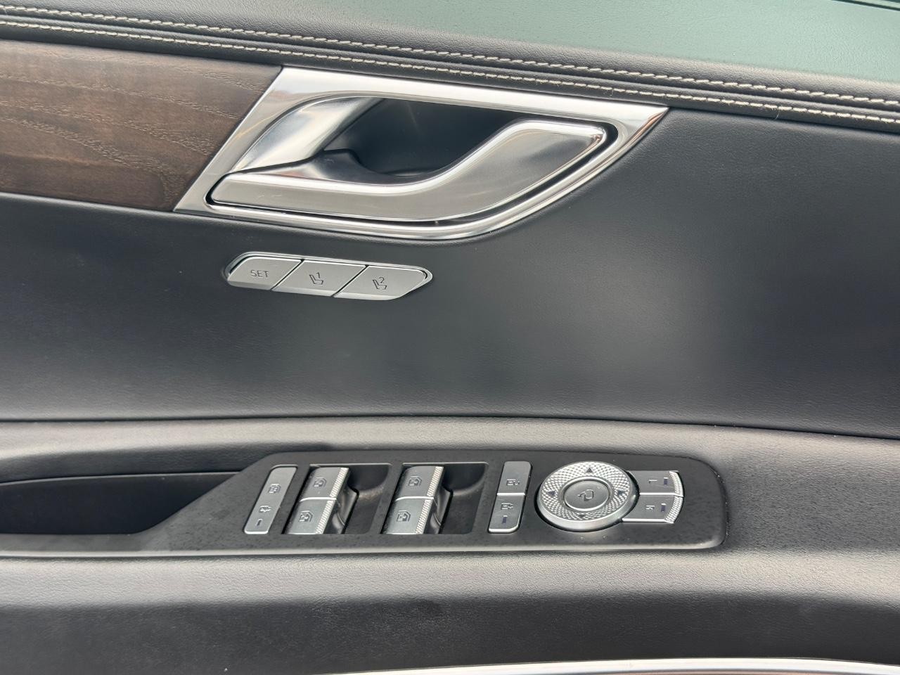 Genesis GV80 Vehicle Full-screen Gallery Image 26