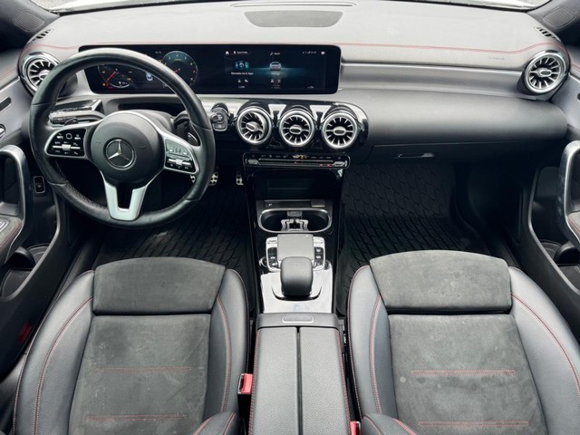 Mercedes-Benz CLA Vehicle Full-screen Gallery Image 12
