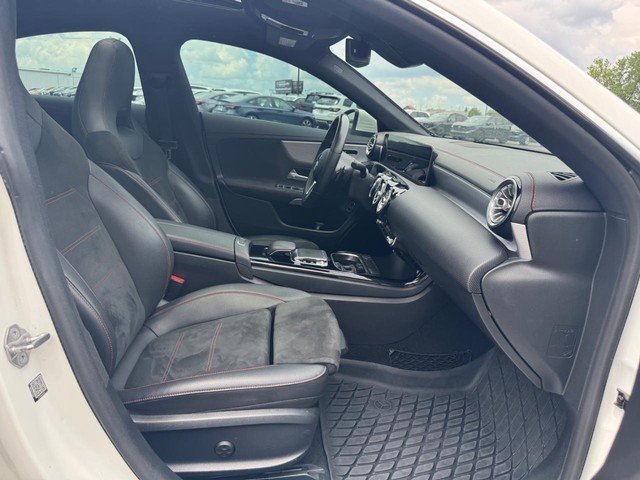 Mercedes-Benz CLA Vehicle Full-screen Gallery Image 18