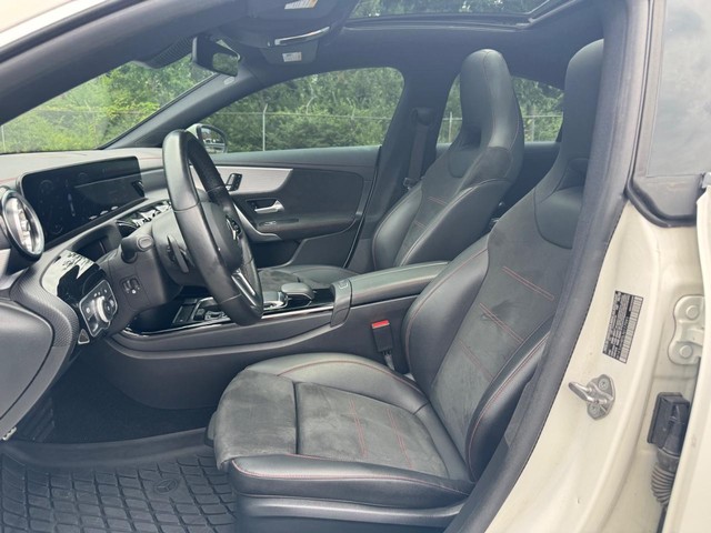 Mercedes-Benz CLA Vehicle Full-screen Gallery Image 19