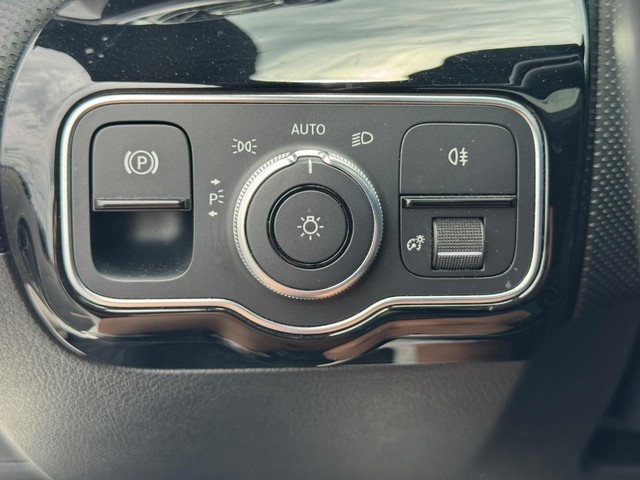 Mercedes-Benz CLA Vehicle Full-screen Gallery Image 24