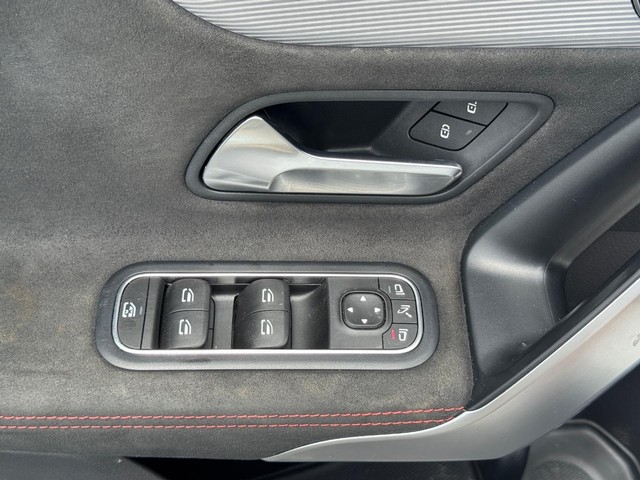 Mercedes-Benz CLA Vehicle Full-screen Gallery Image 27