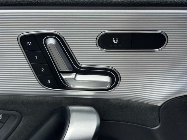 Mercedes-Benz CLA Vehicle Full-screen Gallery Image 28