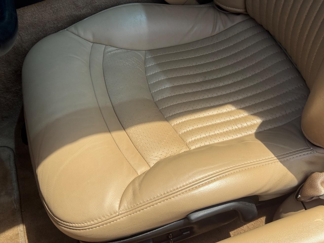 Chevrolet Corvette Vehicle Full-screen Gallery Image 17