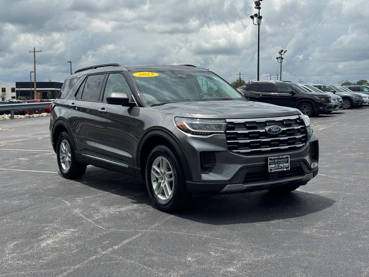 Ford Explorer Vehicle Full-screen Gallery Image 02