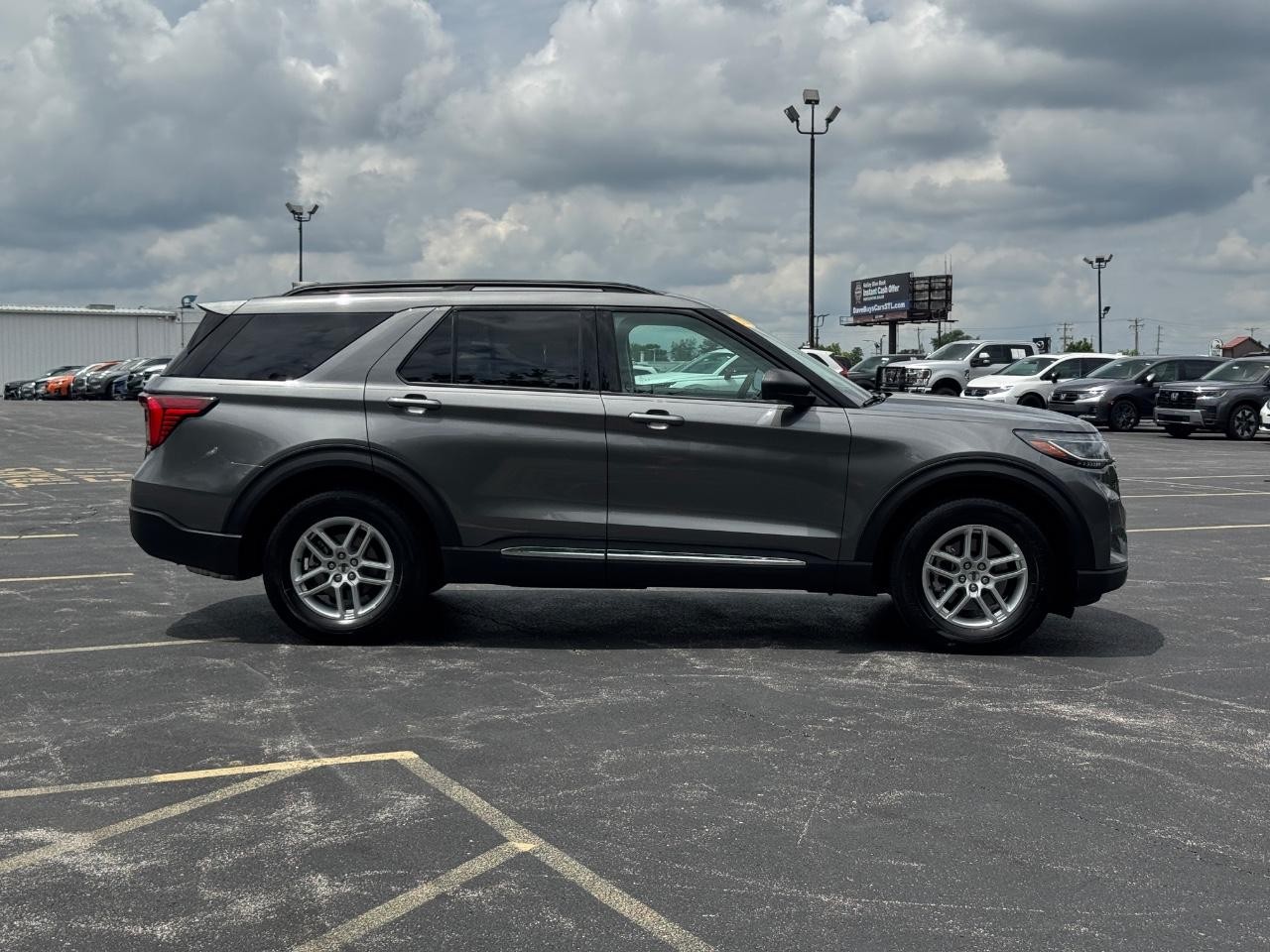 Ford Explorer Vehicle Full-screen Gallery Image 03