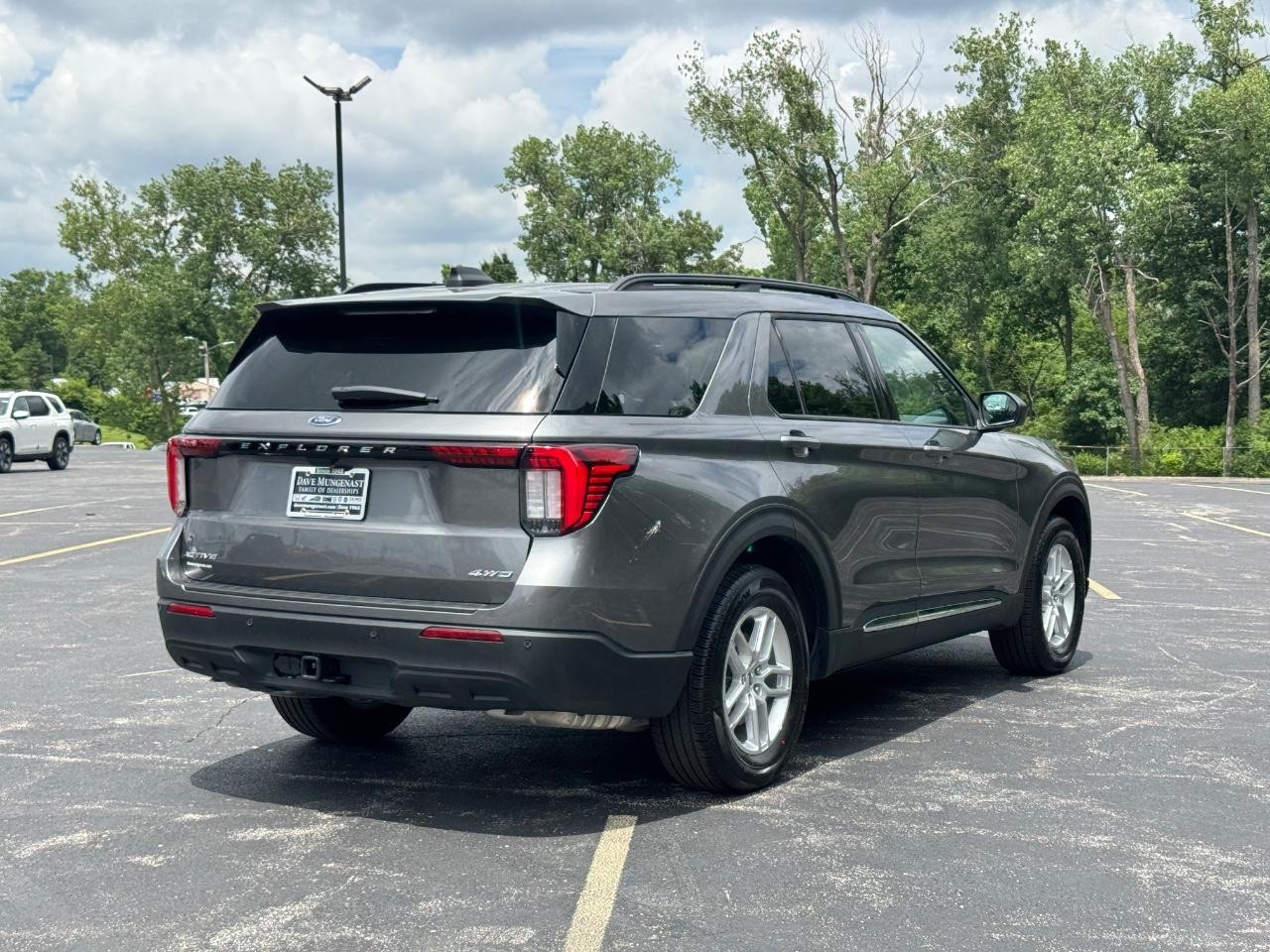 Ford Explorer Vehicle Full-screen Gallery Image 04