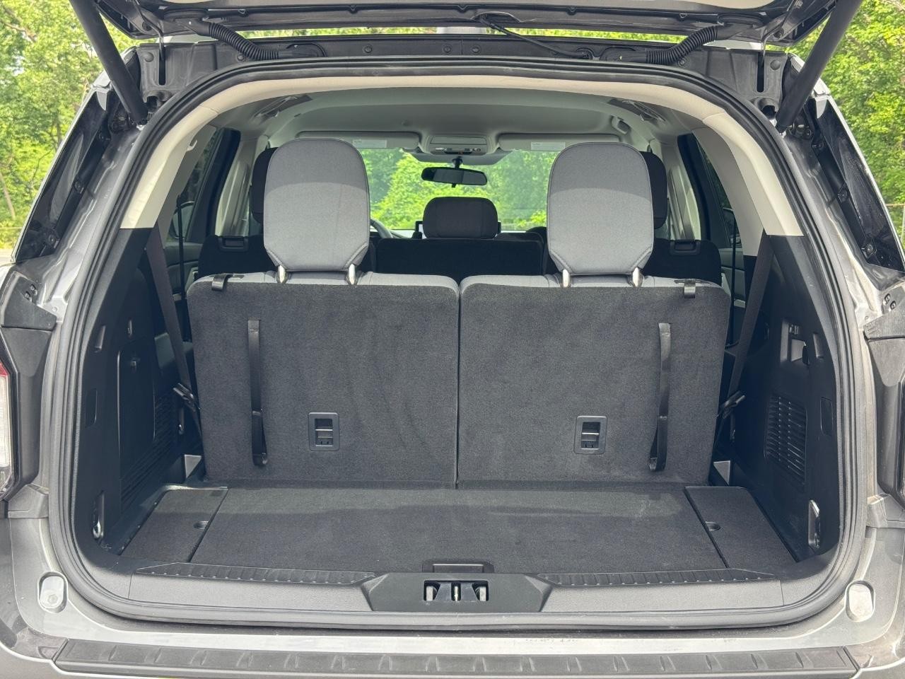 Ford Explorer Vehicle Full-screen Gallery Image 05