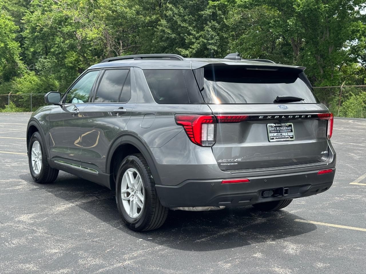 Ford Explorer Vehicle Full-screen Gallery Image 07
