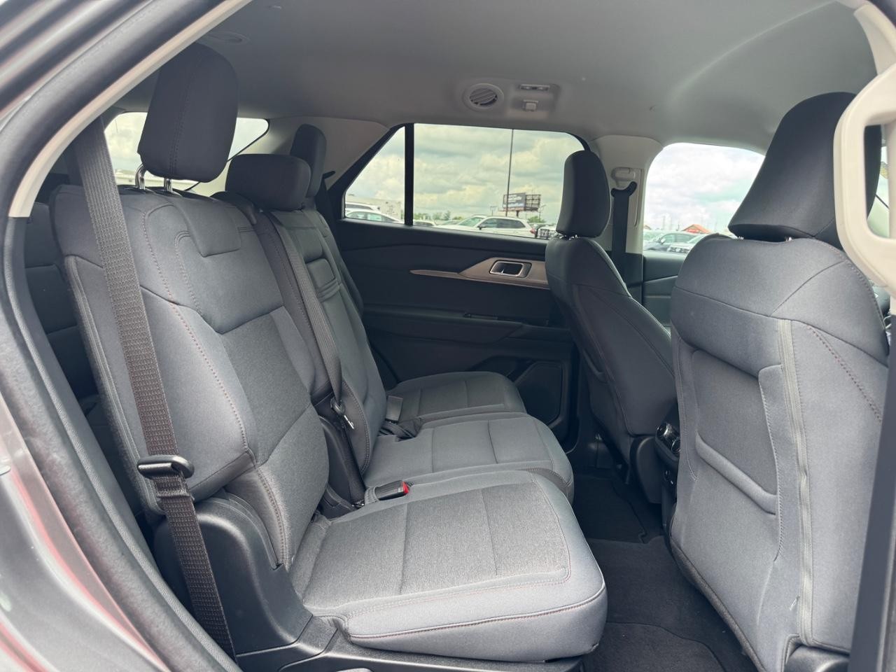 Ford Explorer Vehicle Full-screen Gallery Image 11