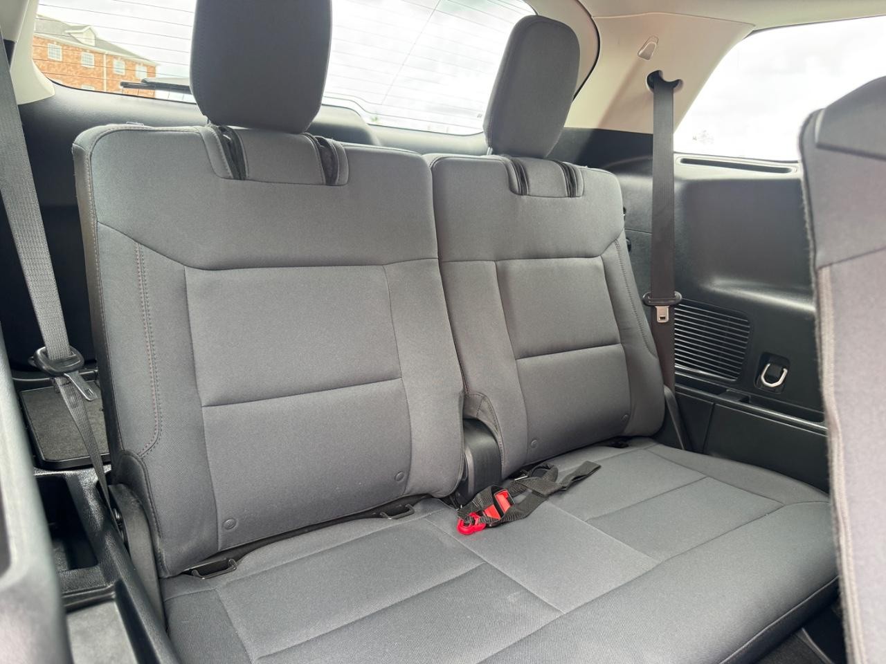 Ford Explorer Vehicle Full-screen Gallery Image 12