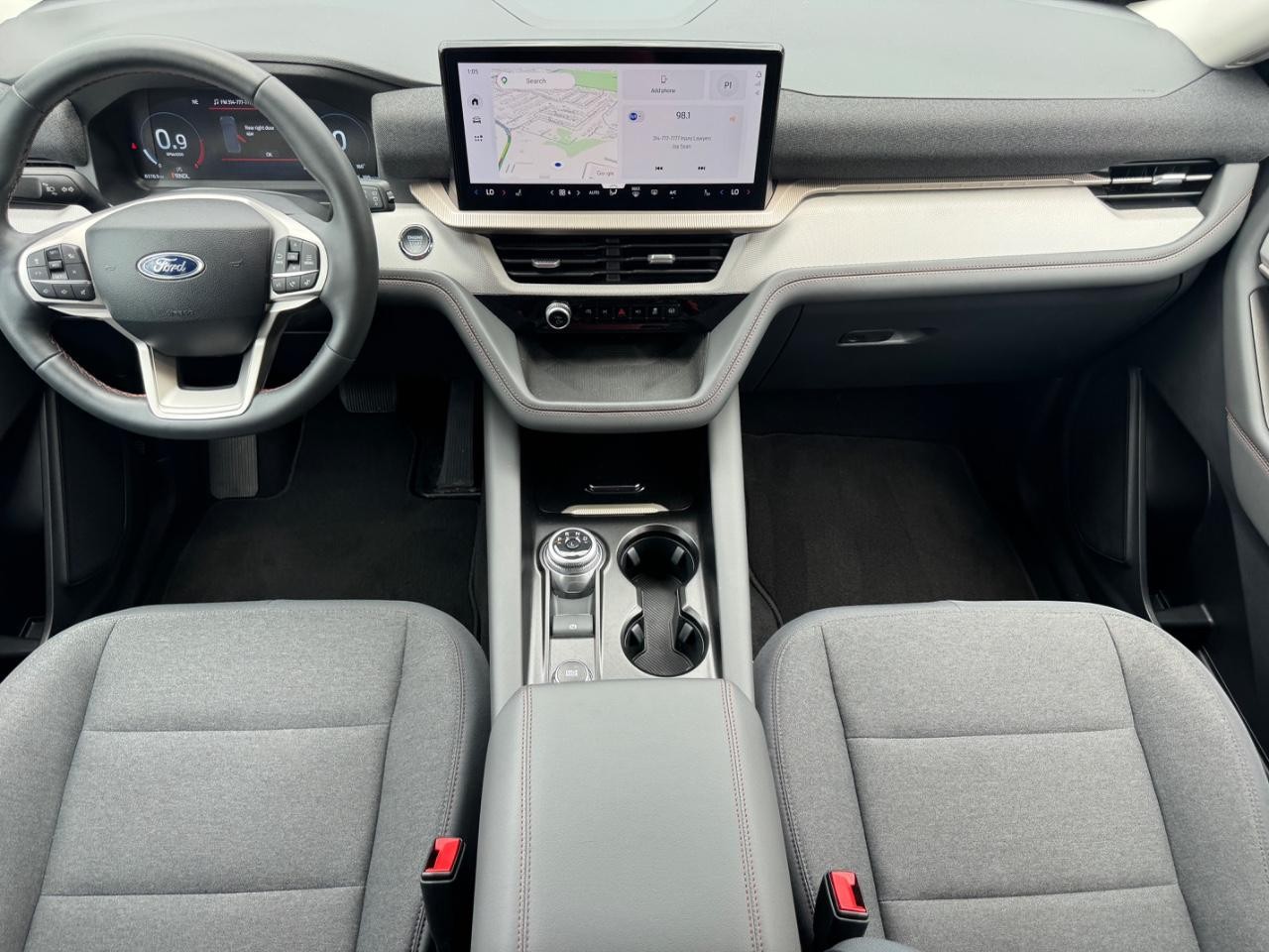 Ford Explorer Vehicle Full-screen Gallery Image 13