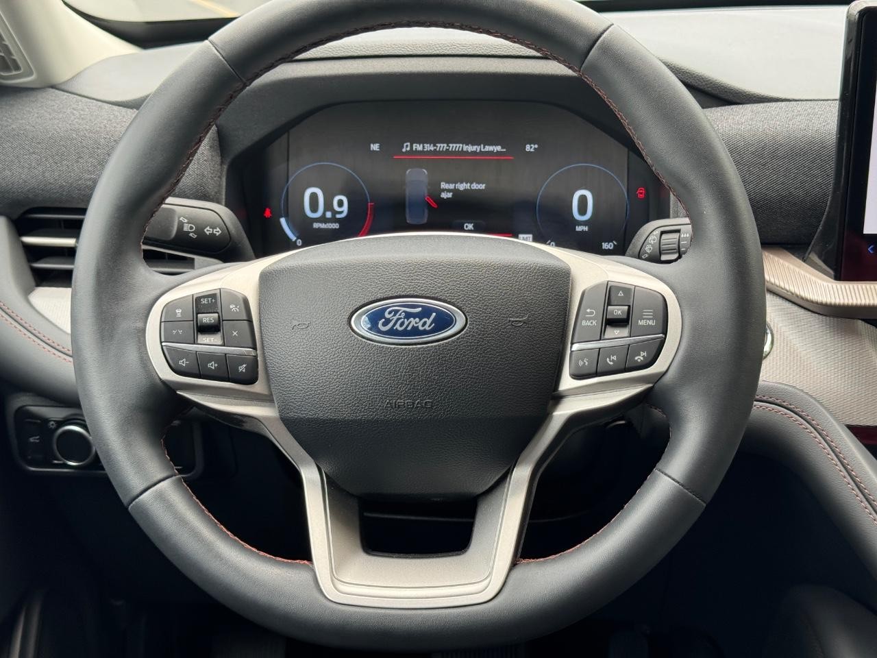 Ford Explorer Vehicle Full-screen Gallery Image 14