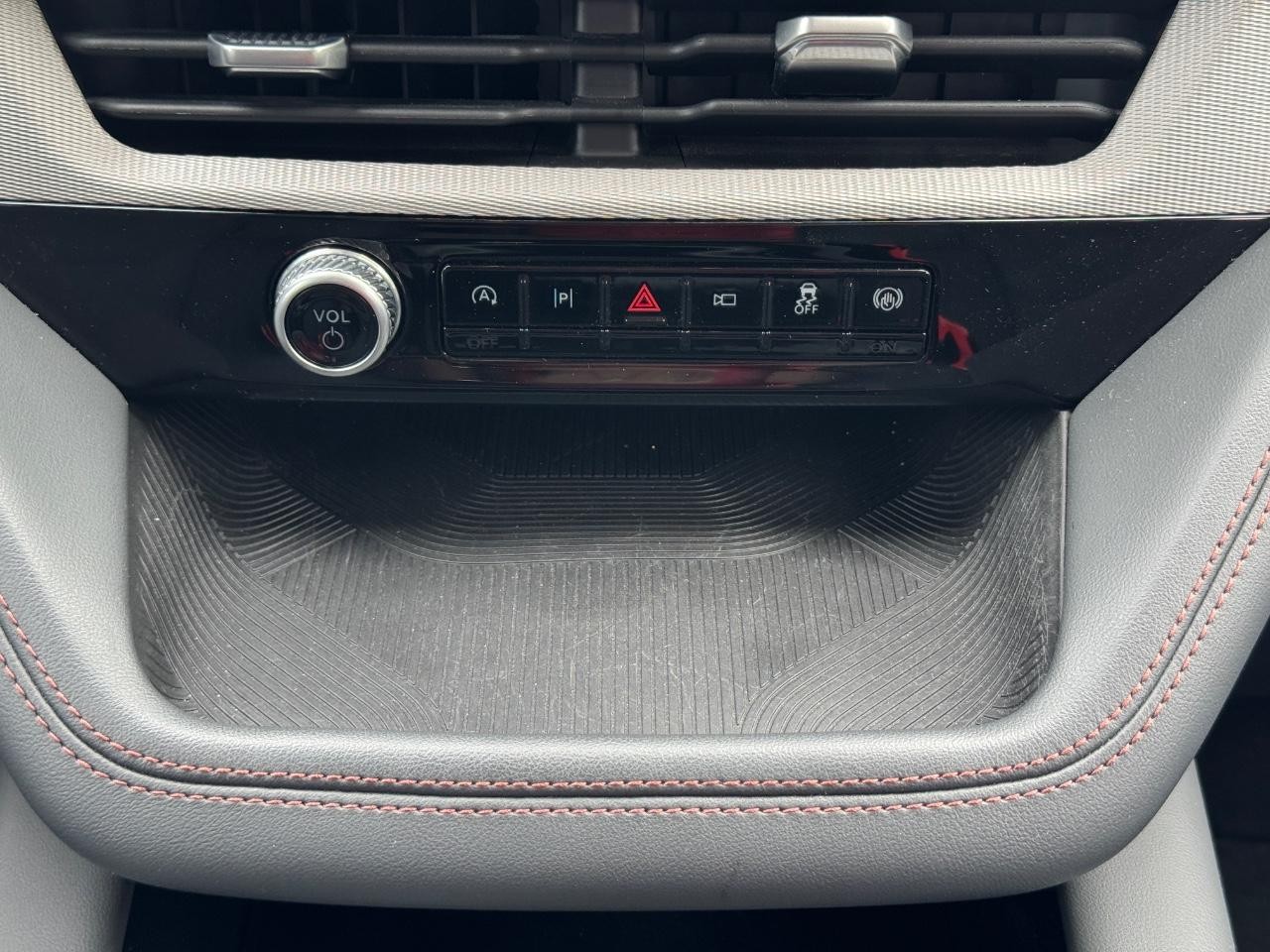 Ford Explorer Vehicle Full-screen Gallery Image 16