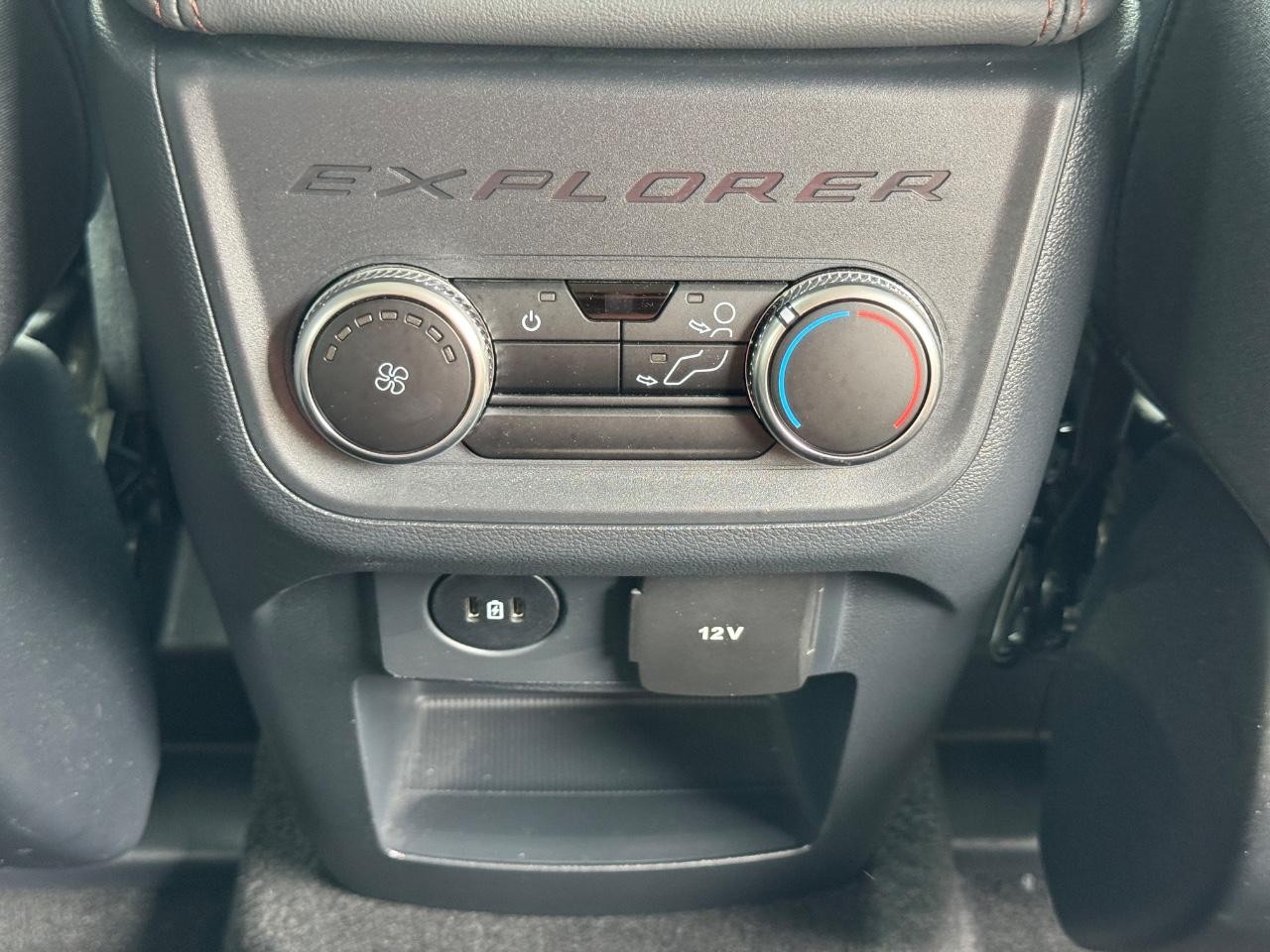 Ford Explorer Vehicle Full-screen Gallery Image 18