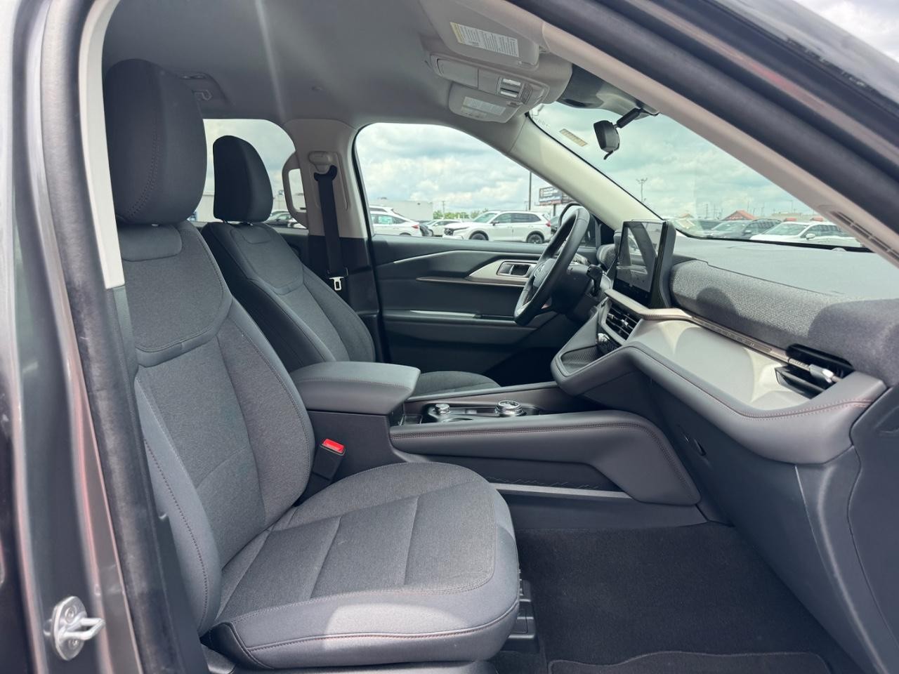 Ford Explorer Vehicle Full-screen Gallery Image 19
