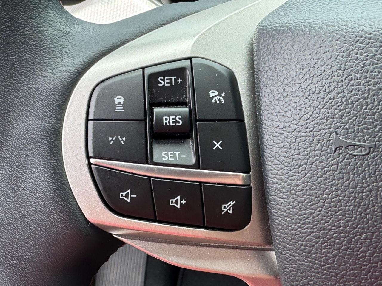 Ford Explorer Vehicle Full-screen Gallery Image 22
