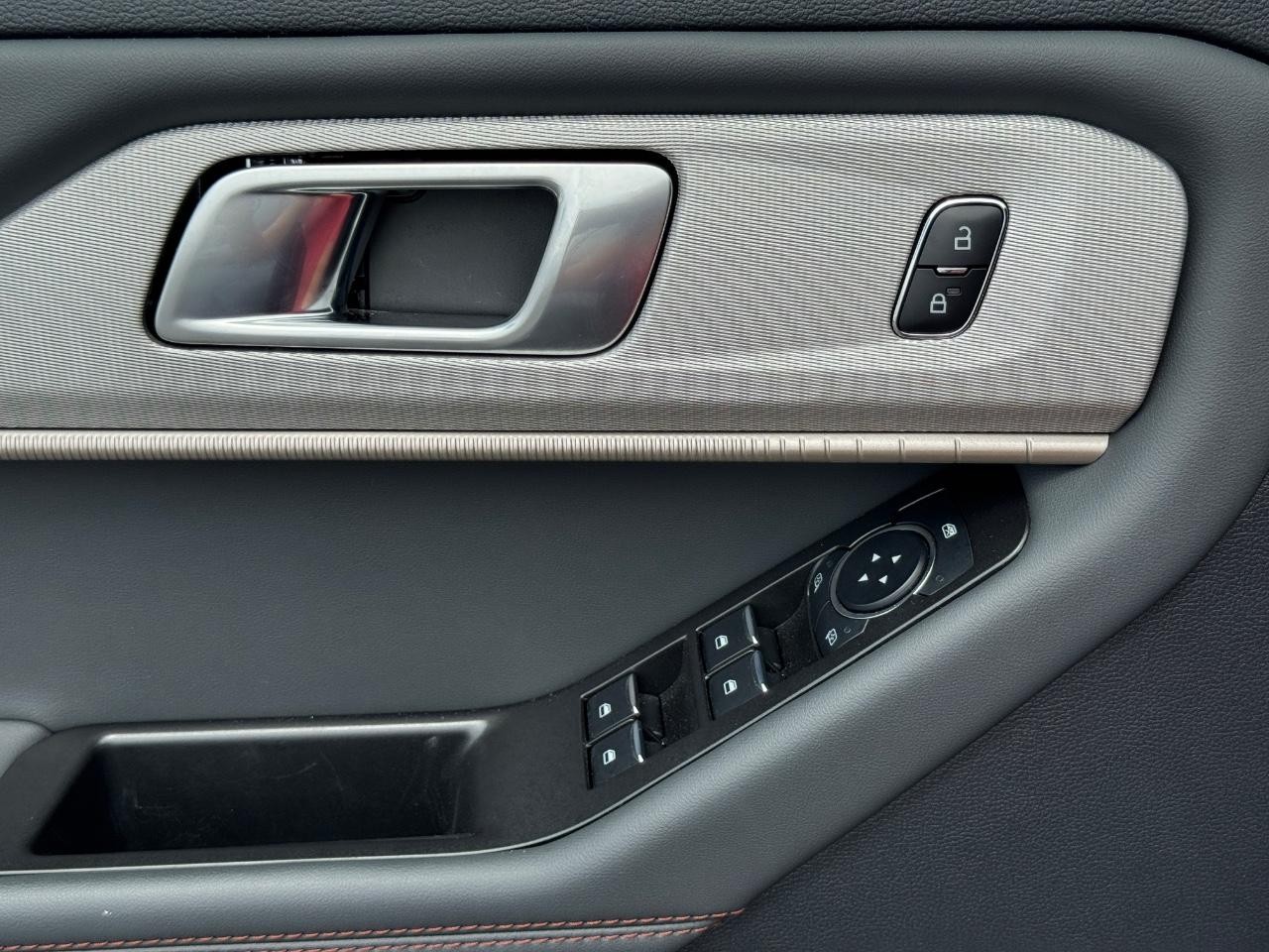 Ford Explorer Vehicle Full-screen Gallery Image 27