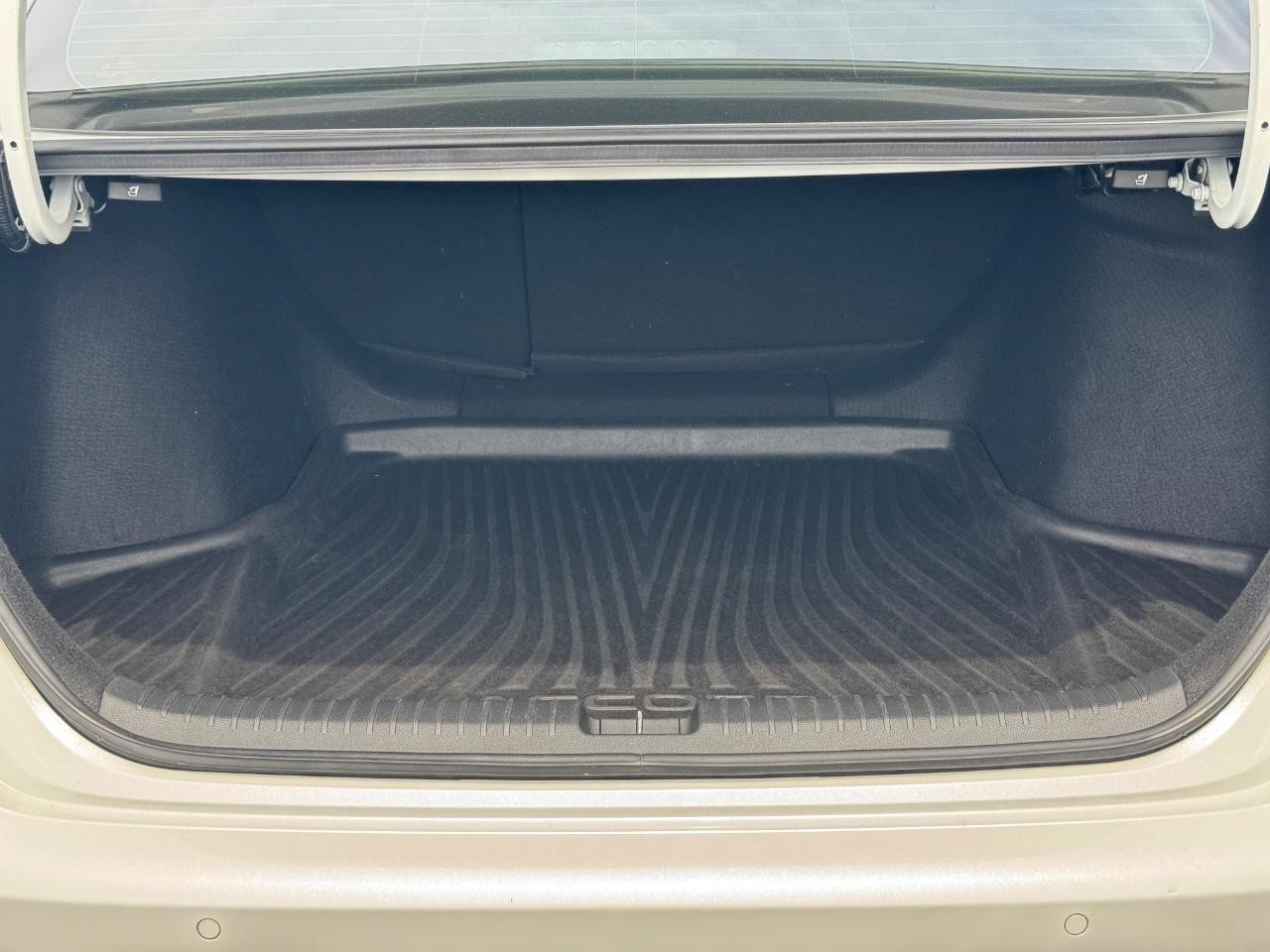 Honda Accord Hybrid Vehicle Full-screen Gallery Image 05