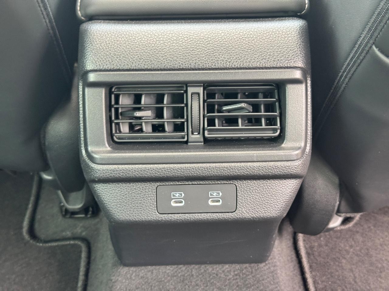 Honda Accord Hybrid Vehicle Full-screen Gallery Image 17