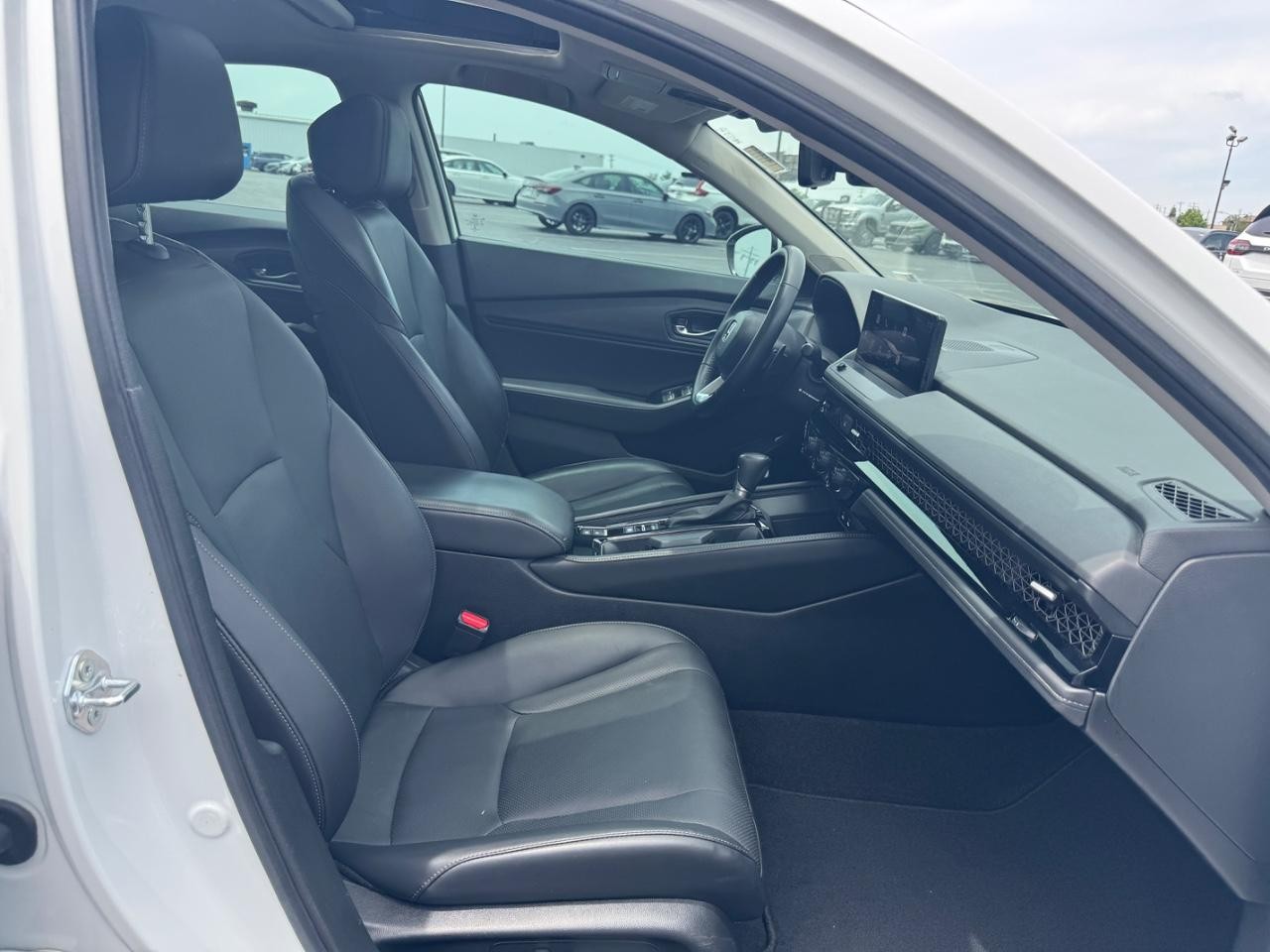 Honda Accord Hybrid Vehicle Full-screen Gallery Image 18