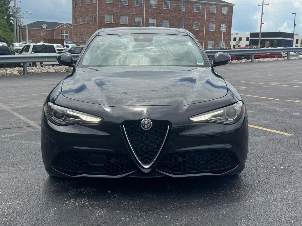 Alfa Romeo Giulia Vehicle Full-screen Gallery Image 10
