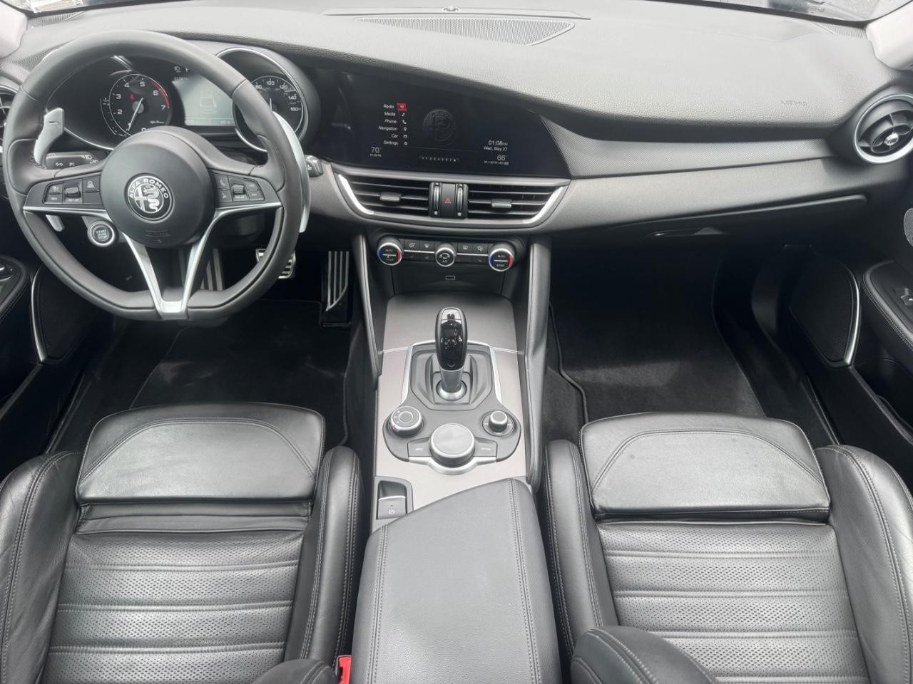Alfa Romeo Giulia Vehicle Full-screen Gallery Image 12