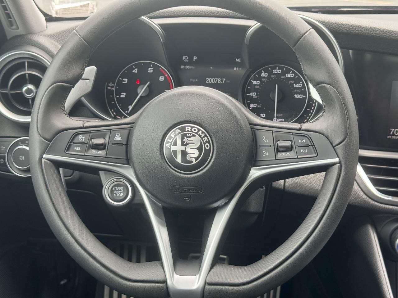 Alfa Romeo Giulia Vehicle Full-screen Gallery Image 13