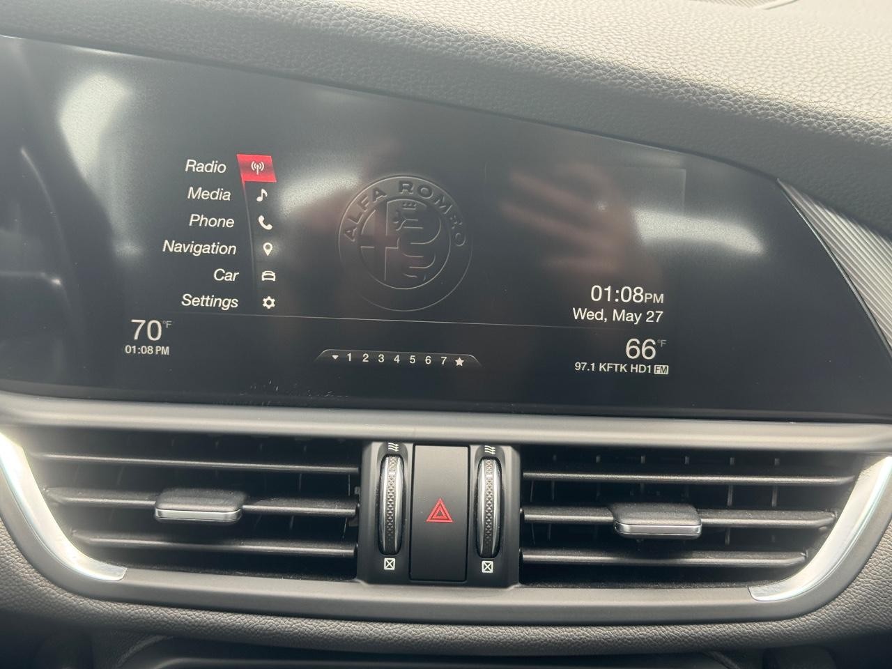 Alfa Romeo Giulia Vehicle Full-screen Gallery Image 14