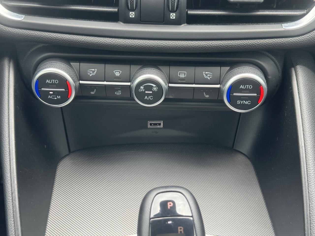 Alfa Romeo Giulia Vehicle Full-screen Gallery Image 15