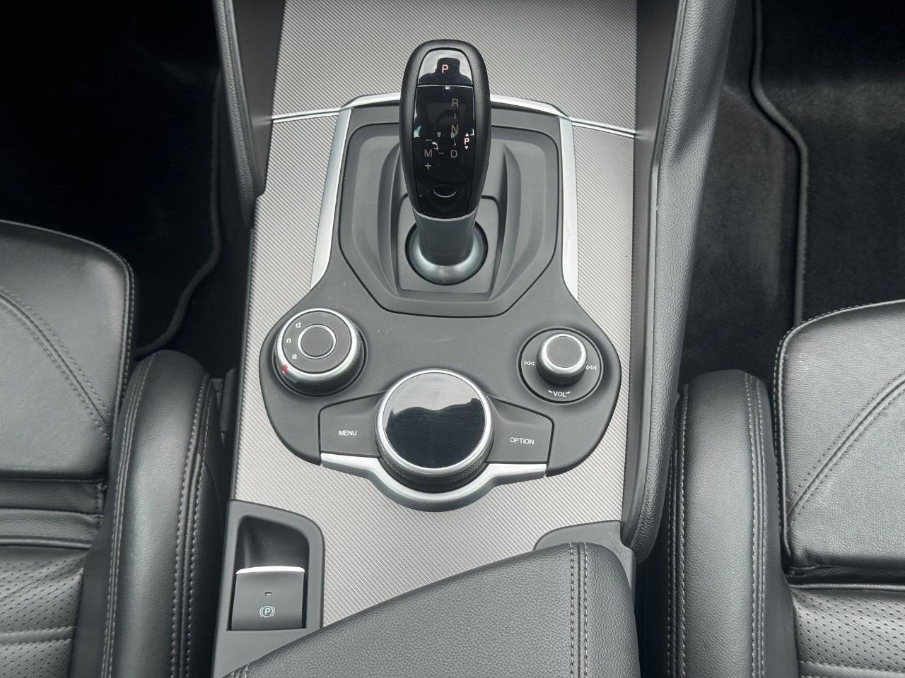 Alfa Romeo Giulia Vehicle Full-screen Gallery Image 16