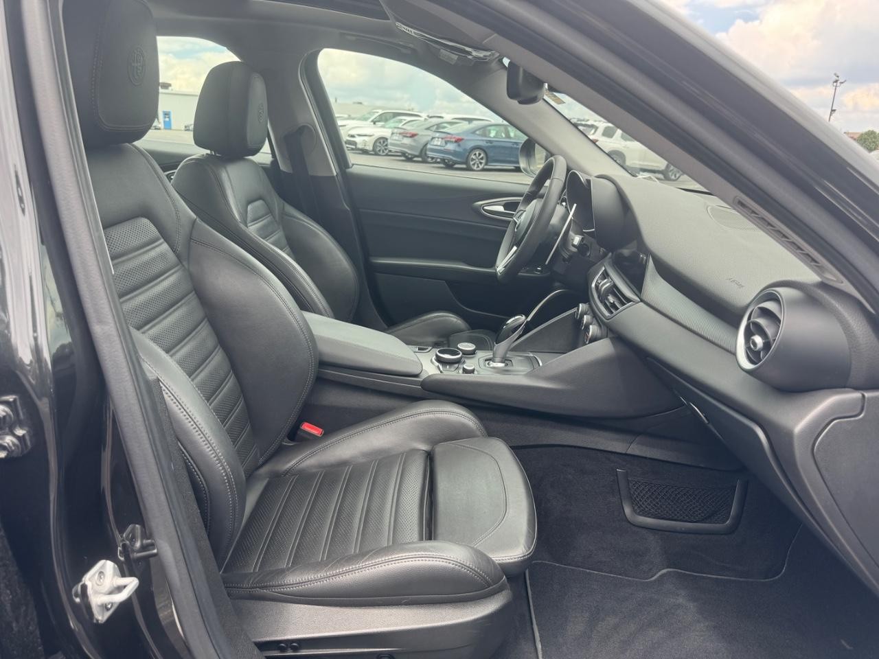 Alfa Romeo Giulia Vehicle Full-screen Gallery Image 18