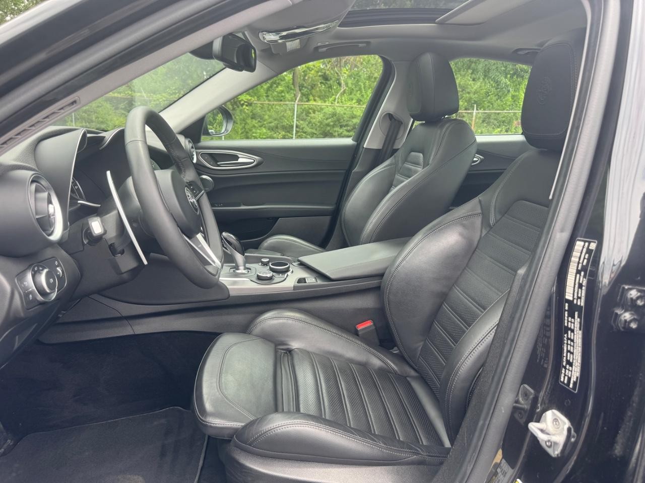 Alfa Romeo Giulia Vehicle Full-screen Gallery Image 19