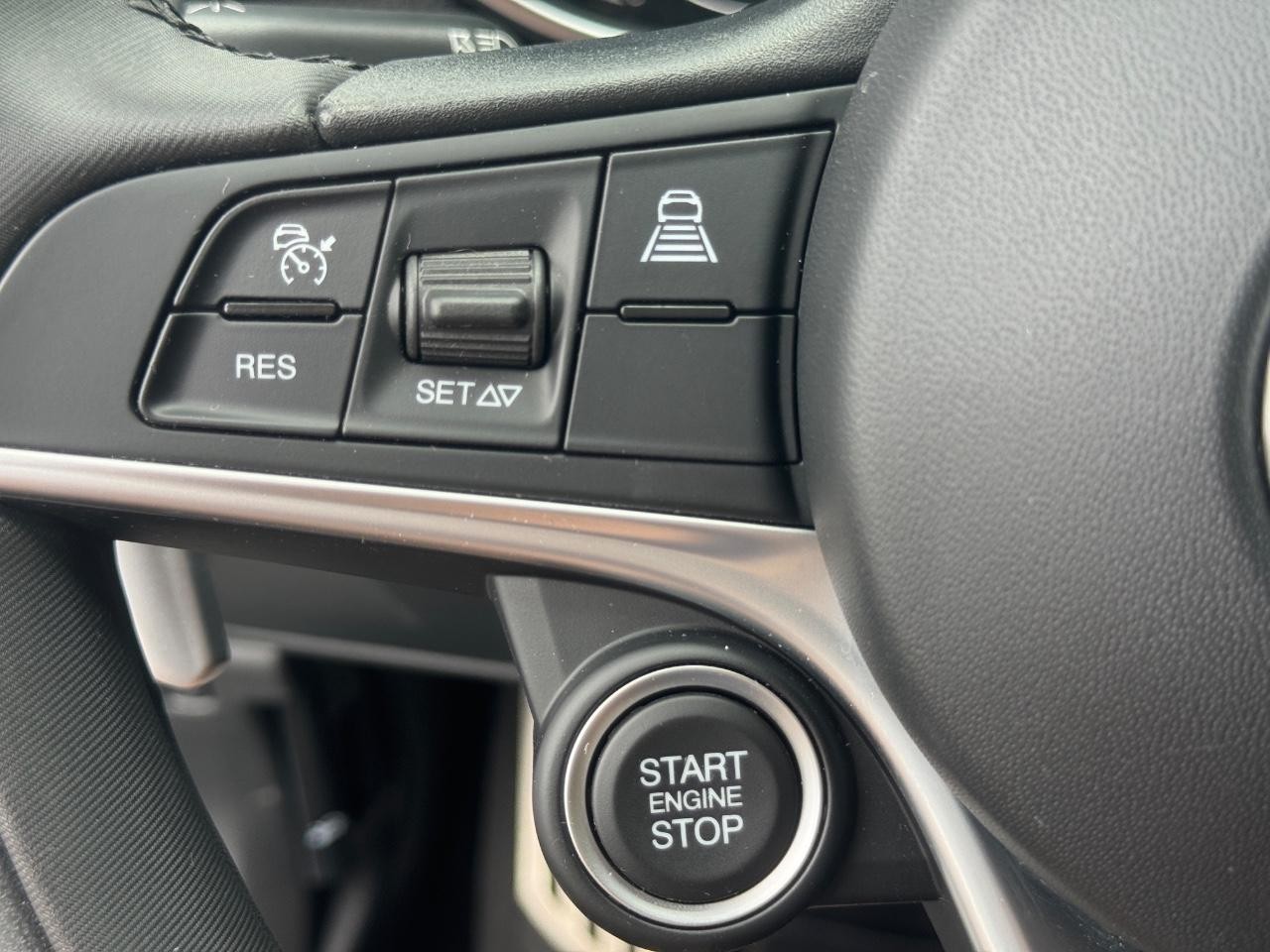 Alfa Romeo Giulia Vehicle Full-screen Gallery Image 23