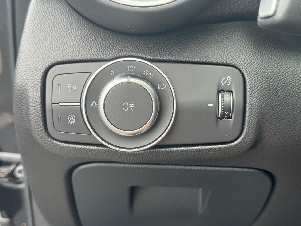 Alfa Romeo Giulia Vehicle Full-screen Gallery Image 25