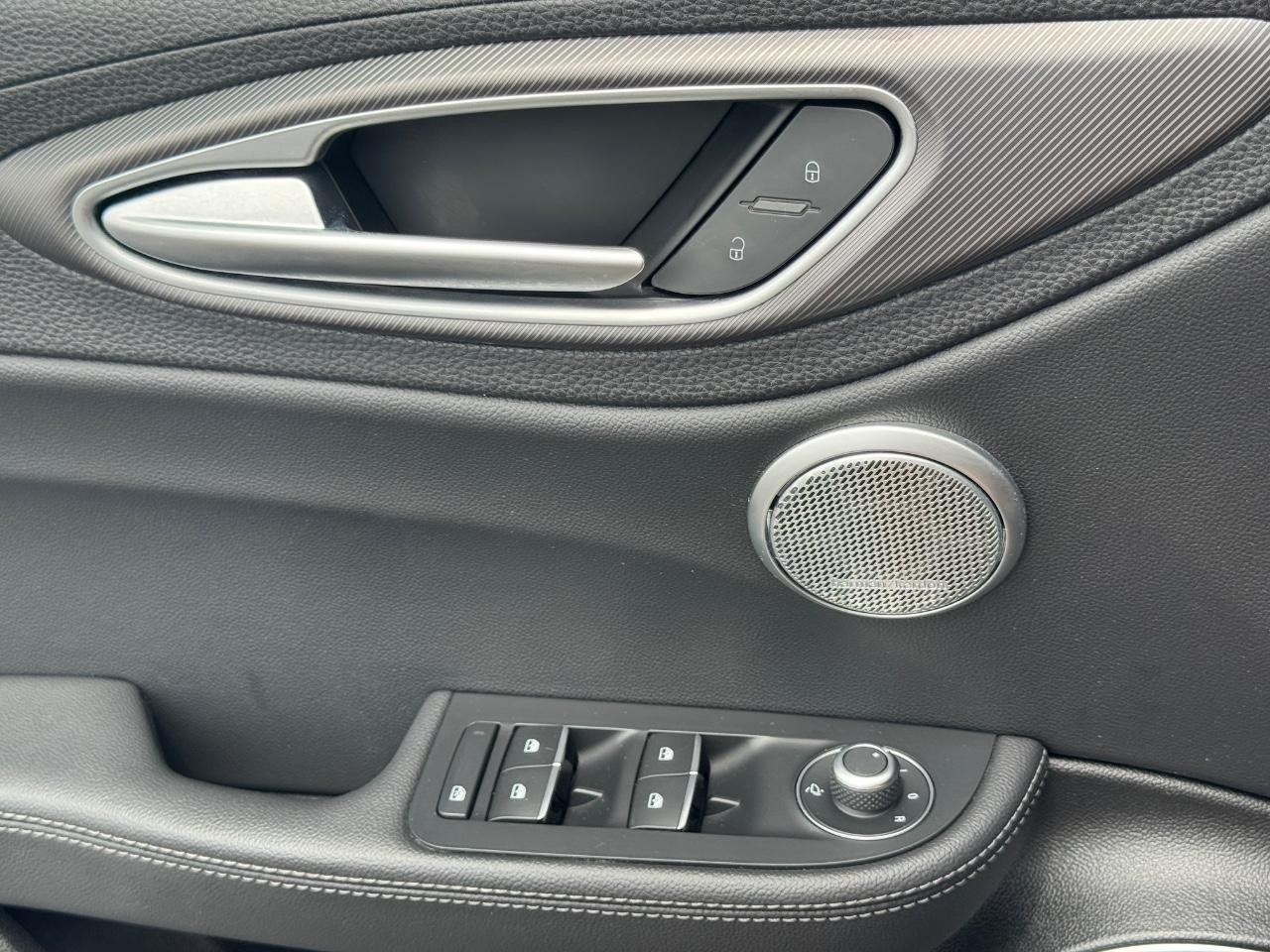 Alfa Romeo Giulia Vehicle Full-screen Gallery Image 28