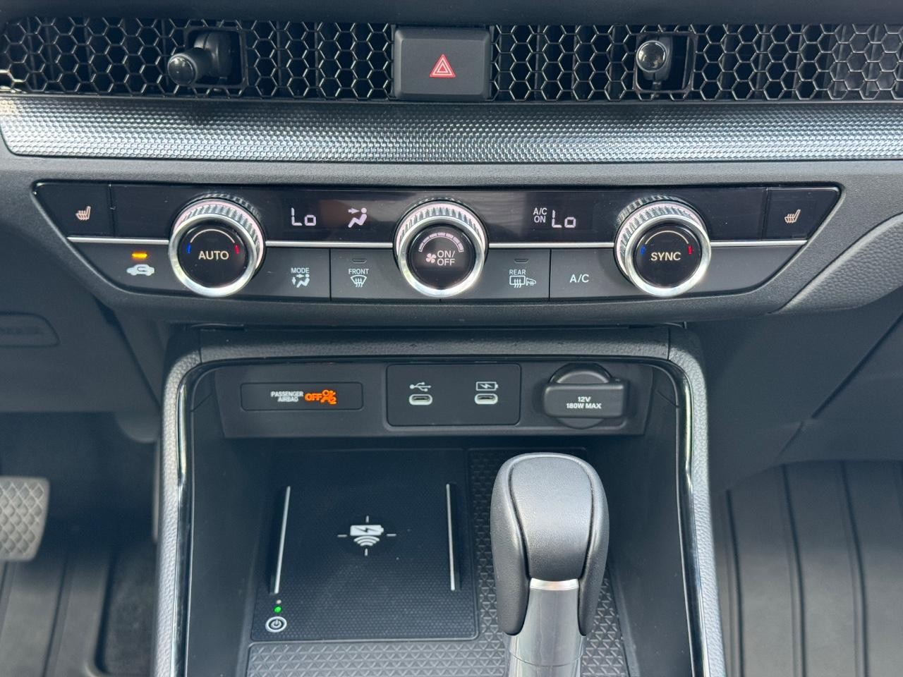 Honda CR-V Hybrid Vehicle Full-screen Gallery Image 15