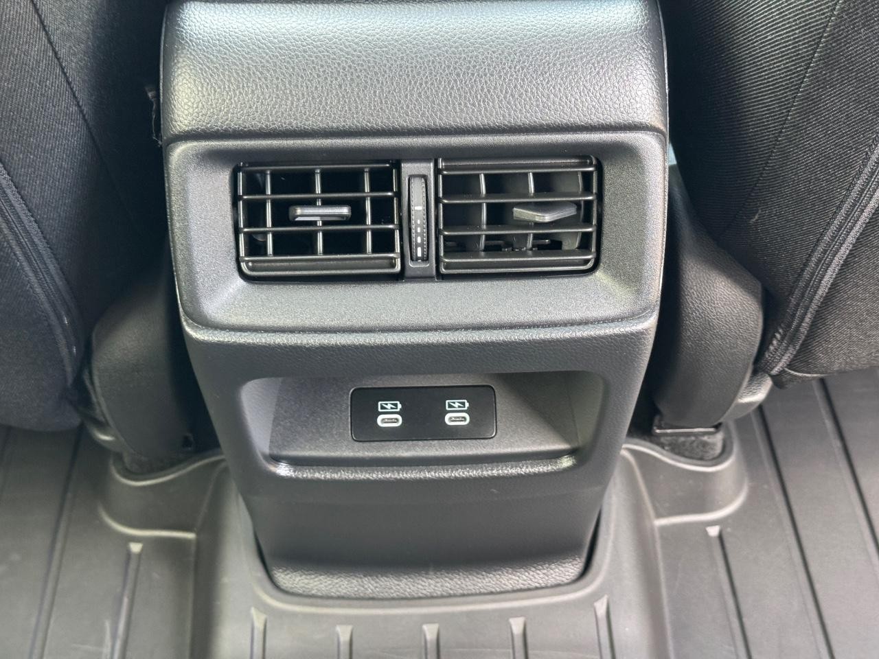 Honda CR-V Hybrid Vehicle Full-screen Gallery Image 17