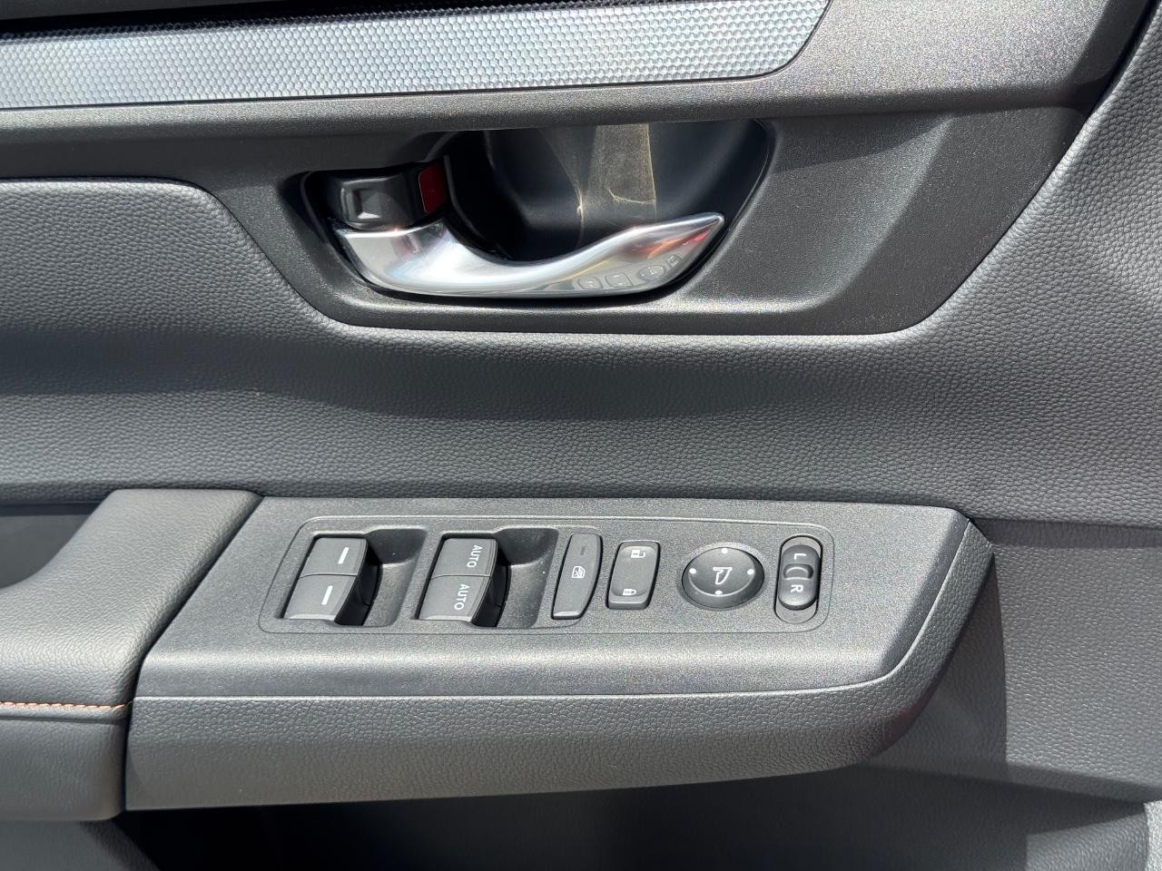 Honda CR-V Hybrid Vehicle Full-screen Gallery Image 26