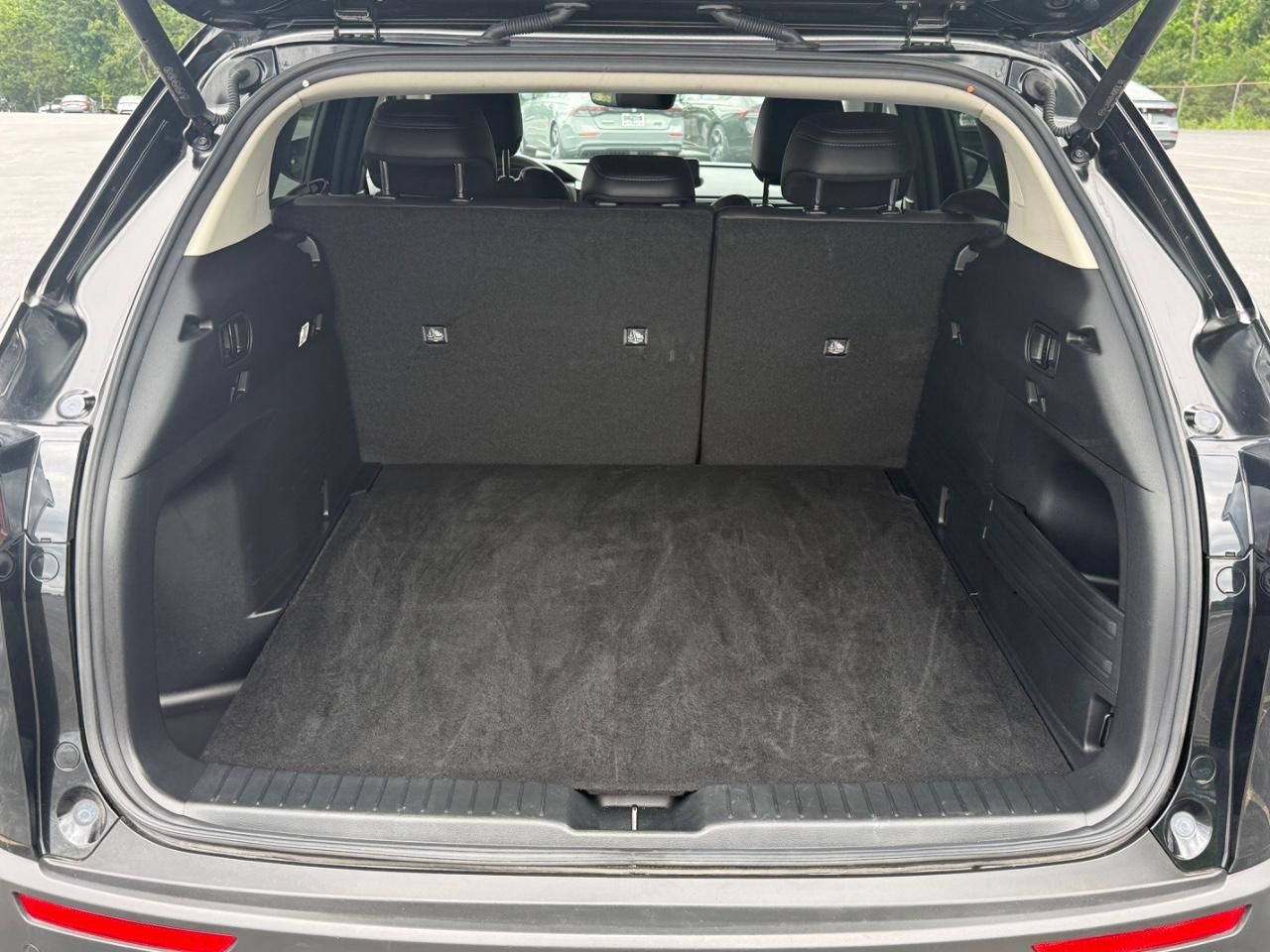Mazda CX-50 Hybrid Vehicle Full-screen Gallery Image 04