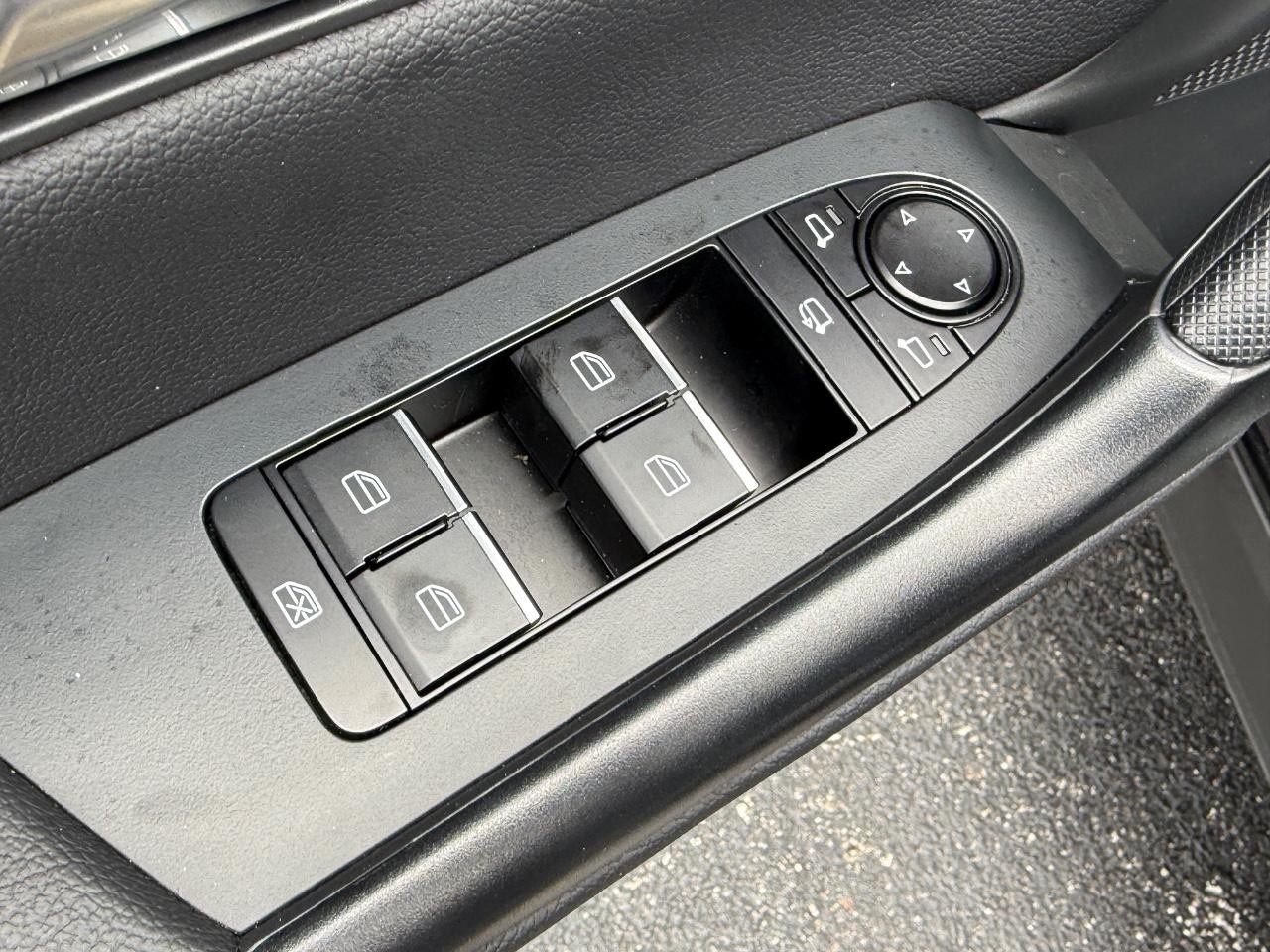 Mazda CX-50 Hybrid Vehicle Full-screen Gallery Image 15