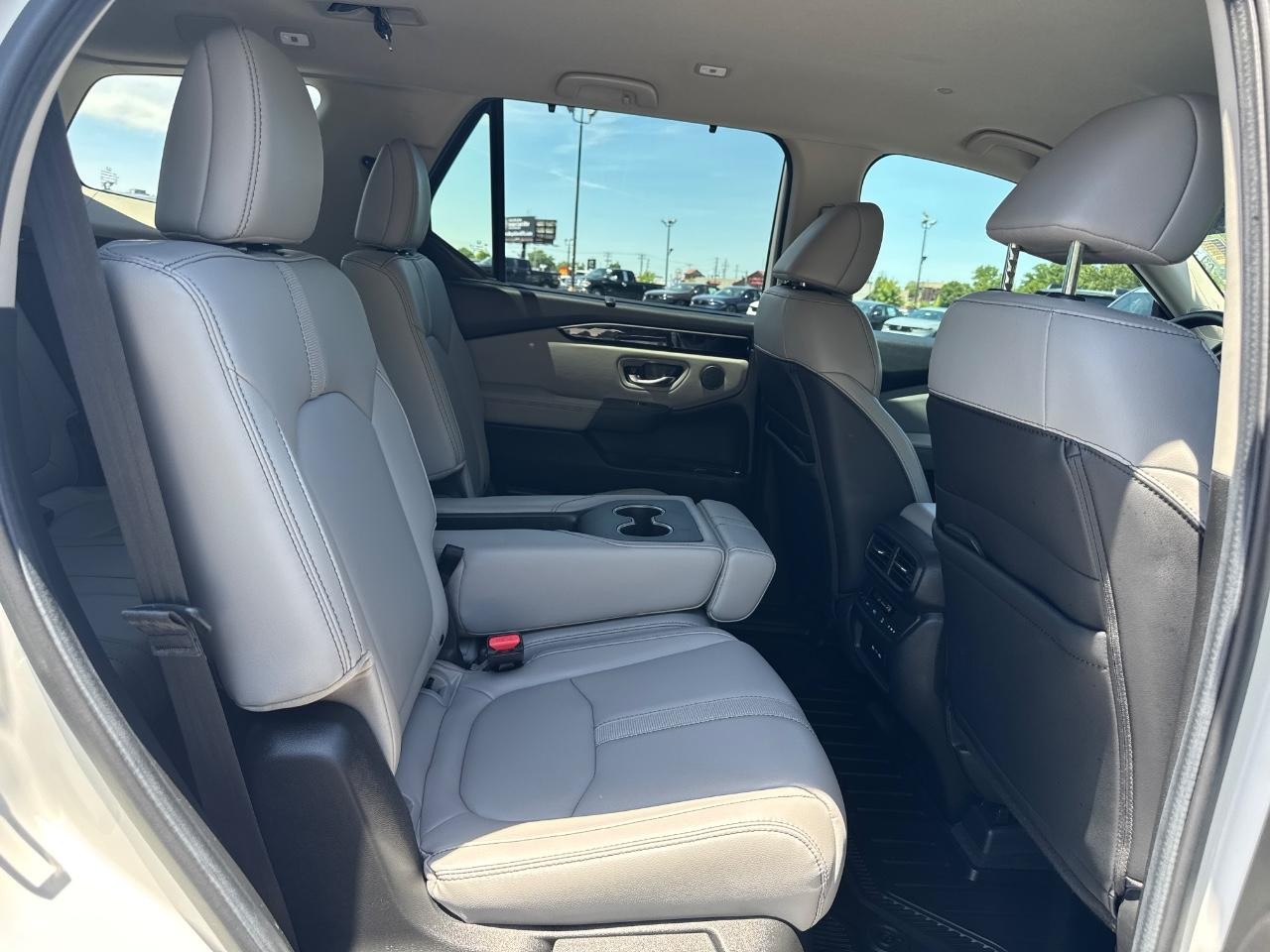 Honda Pilot Vehicle Full-screen Gallery Image 11