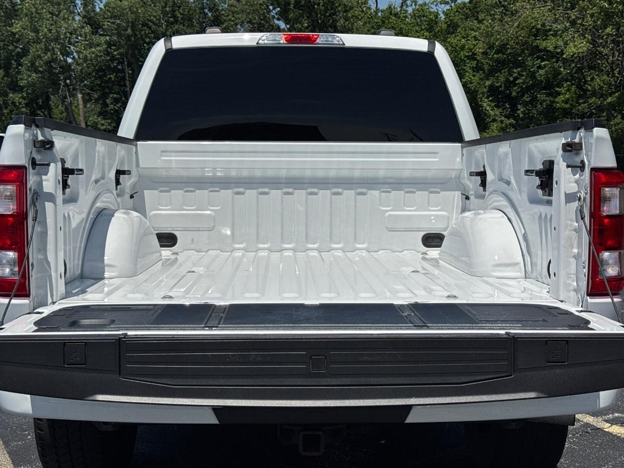 Ford F-150 Vehicle Full-screen Gallery Image 05