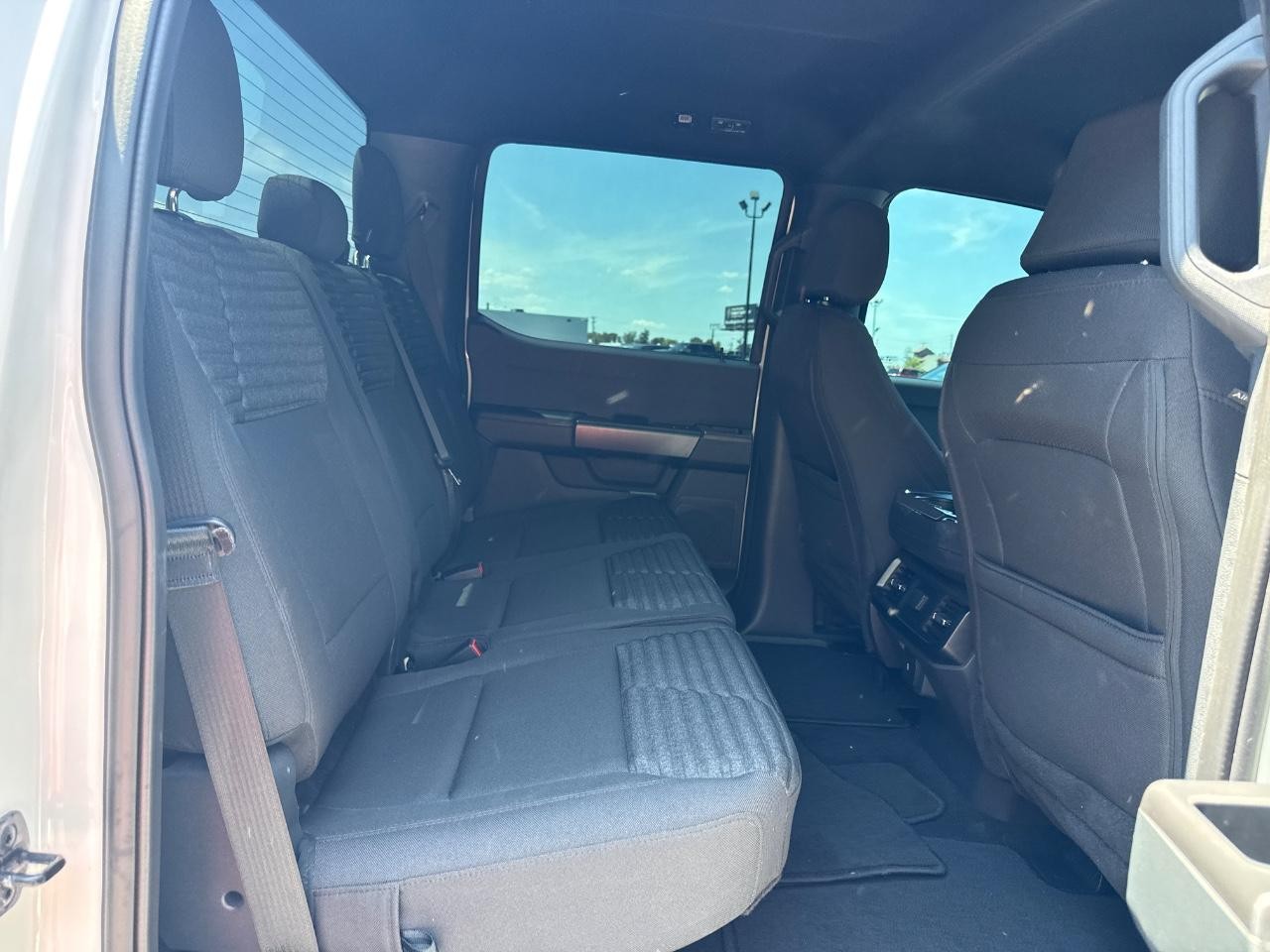 Ford F-150 Vehicle Full-screen Gallery Image 11