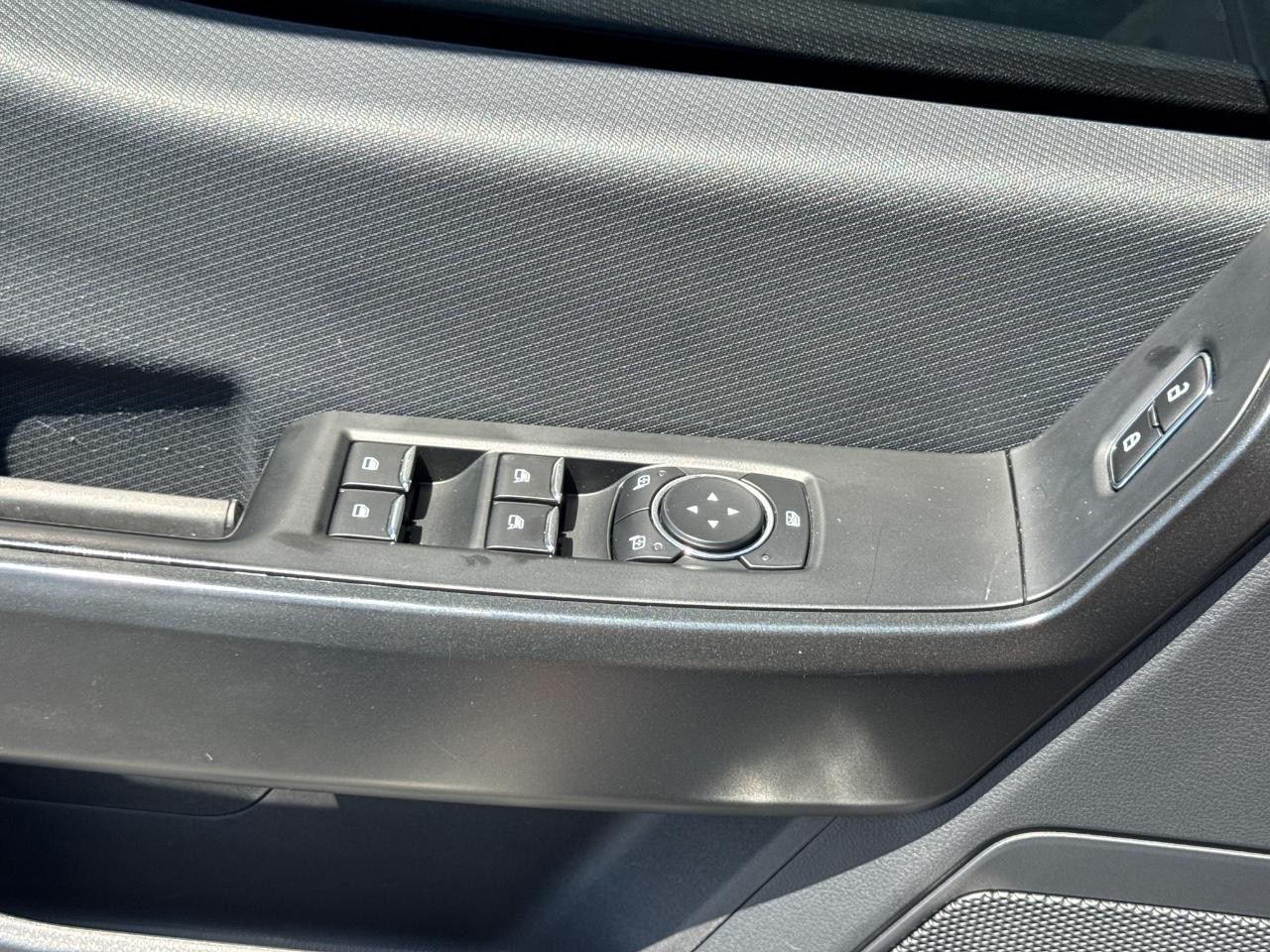 Ford F-150 Vehicle Full-screen Gallery Image 25
