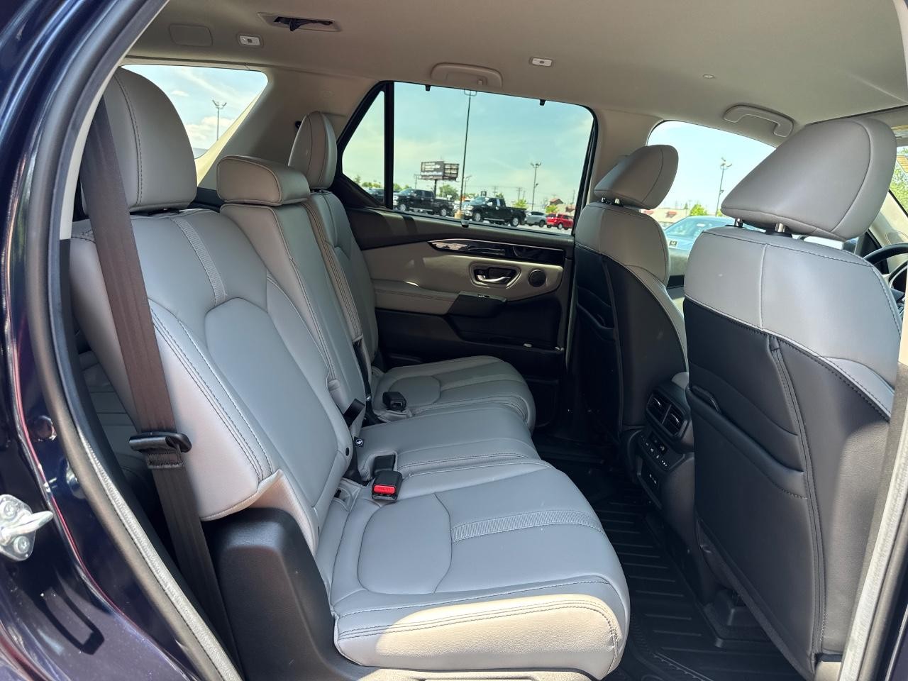Honda Pilot Vehicle Full-screen Gallery Image 11