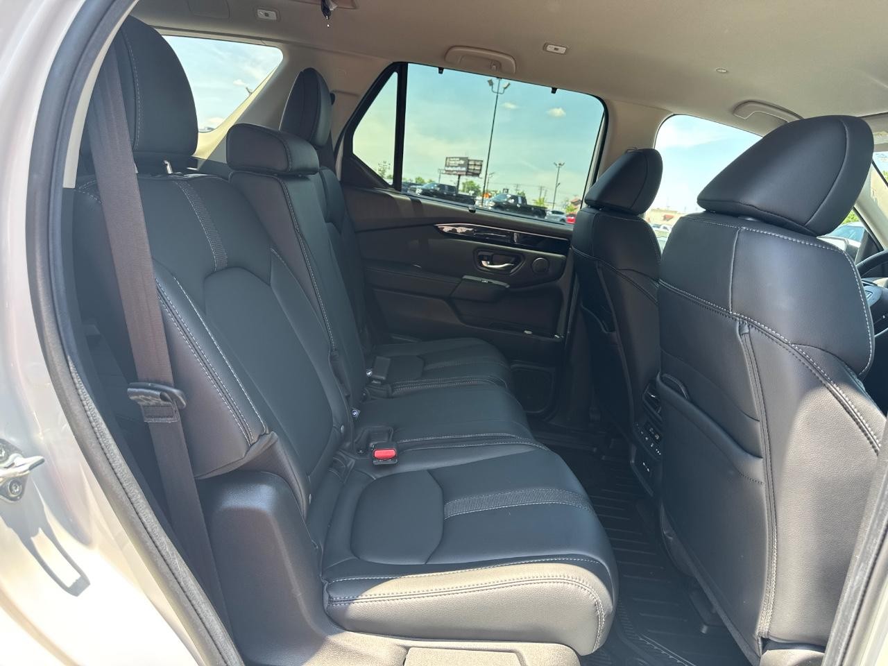 Honda Pilot Vehicle Full-screen Gallery Image 11