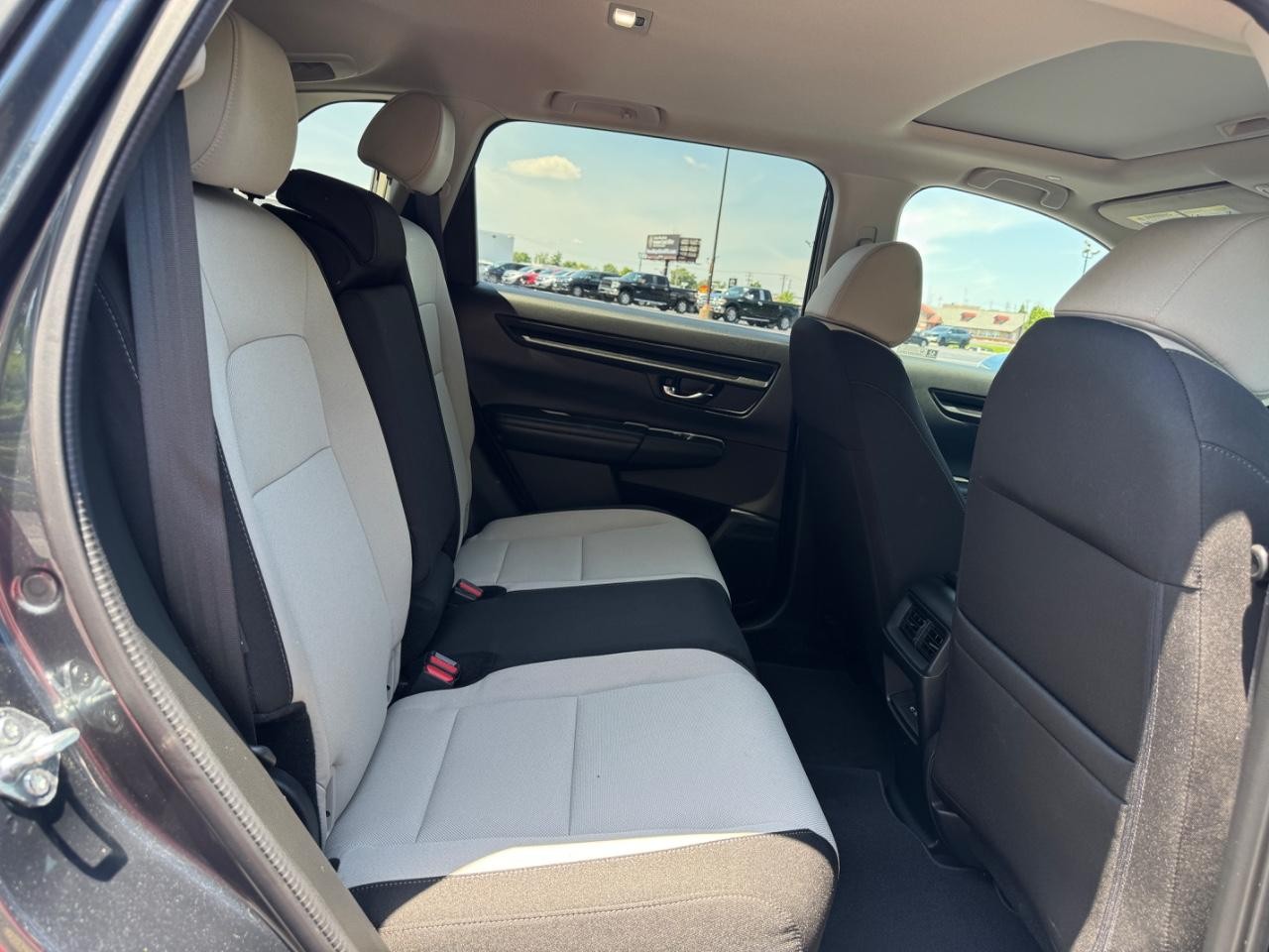 Honda CR-V Vehicle Full-screen Gallery Image 11